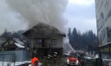 Tragiczny pożar domu w Milówce [ZDJĘCIA + WIDEO] Policjanci uratowali całą rodzinę