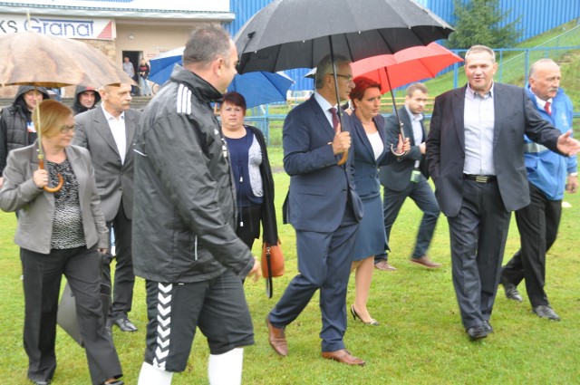 Minister sportu Andrzej Biernat (w środku) oglądał stadion Granatu w towarzystwie posłów: Zbigniewa Pacelta (z prawej, w niebieskiej kurtce), Marzeny Okły Drewnowicz, prezesa klubu Marka Wojteczka (na pierwszym planie, z prawej) i trenera Ireneusza Pietrzykowskiego (z lewej, bokiem).