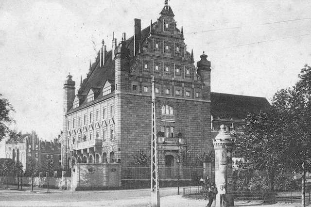 Tak prezentował się budynek toruńskiego banku w 1914 roku. Przy okazji warto również zwrócić uwagę na słup ogłoszeniowy, tzw. kolumnę Litfassa. Dawniej w mieście było ich wiele, do dziś zachowało się tylko pięć