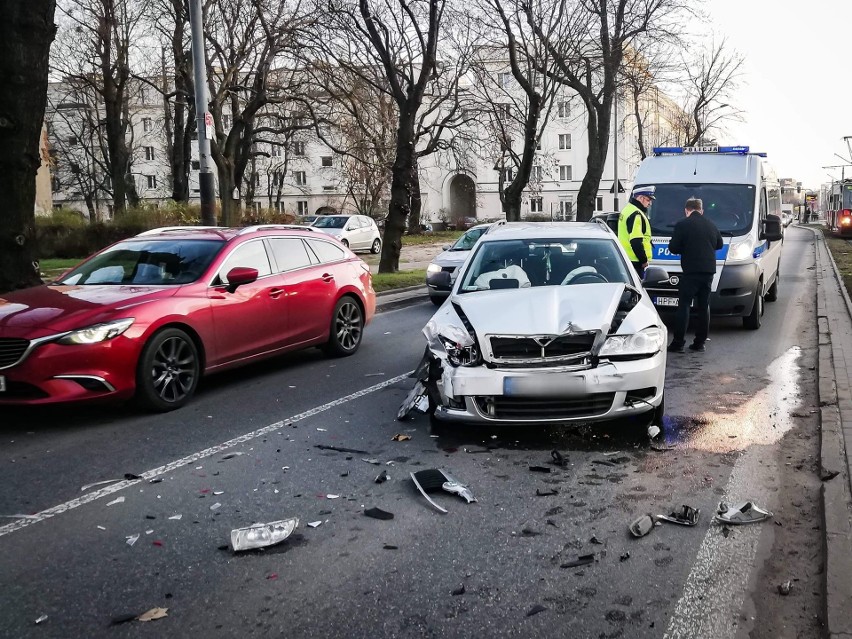 Na ulicy Bazarowej na Bałutach pirat drogowy wjechał pomiędzy dwa auta i doprowadził do zderzenia [zdjęcia]