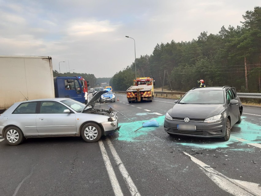 Dwa wypadki w Małej Nieszawce - na DK 15 i S10. Drogi w stronę Poznania i Bydgoszczy zablokowane. Spore utrudnienia [20.11.2019]