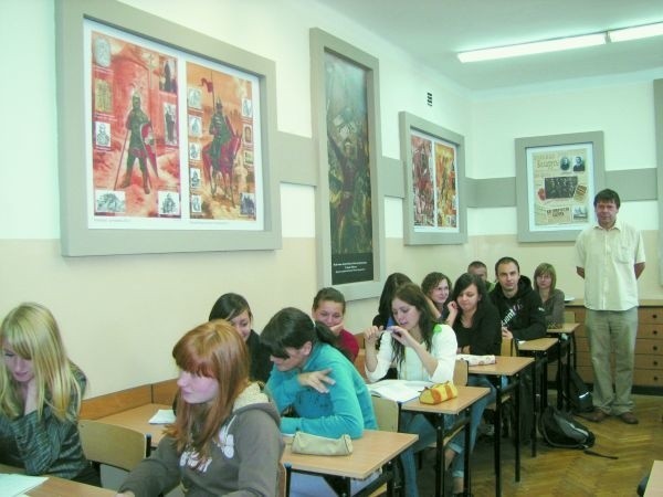 Na dobre wyniki bielskich szkół na egzaminie maturalnym pracują głównie uczniowie ogólniaków. Na zdjęciu młodzież z II LO im. Taraszkiewicza.