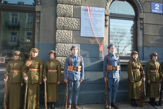 Tablica znajduje się na kamienicy przy ulicy Piłsudskiego 2 - tam gdzie 2 listopada 1918 roku proklamowano Republikę Radomską.