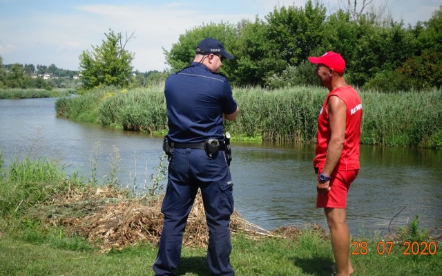 Funkcjonariusze policji - wraz z ratownikami Wodnego Ochotniczego Pogotowia Ratunkowego - prowadzą patrole nad Pilicą.