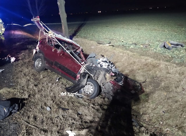 Wypadek w Bytkowie, gm. Reńska Wieś. Samochód zjechał z drogi i uderzył w drzewo.