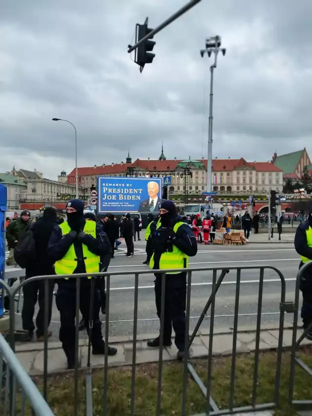 Komenda Stołeczna Policji zaapelowała o to, by lepiej omijać centrum i przemieszczać się komunikacją miejską.