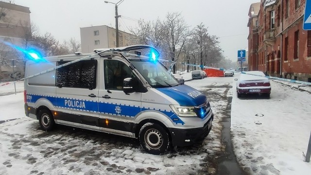 Policjanci w Łodzi i całym kraju uczczą we wtorek 5 grudnia pamięć zmarłych w szpitalu dwóch kolegów, którzy zostali postrzeleni przez bandytę w radiowozie w piątek 1 listopada na ul. Sudeckiej we Wrocławiu.
