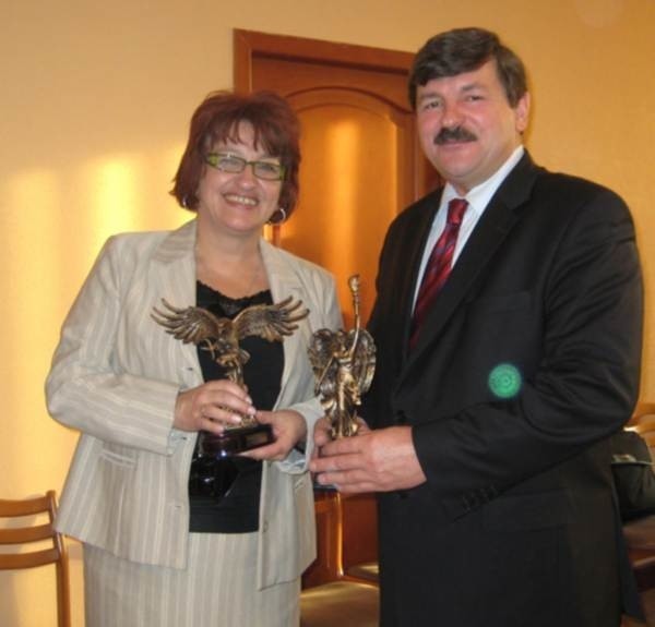 Grażyna Baniak z biura markietingu ZAK z wicemarszałkiem Jarosławem Kalinowskim podczas gali wręczania nagród.