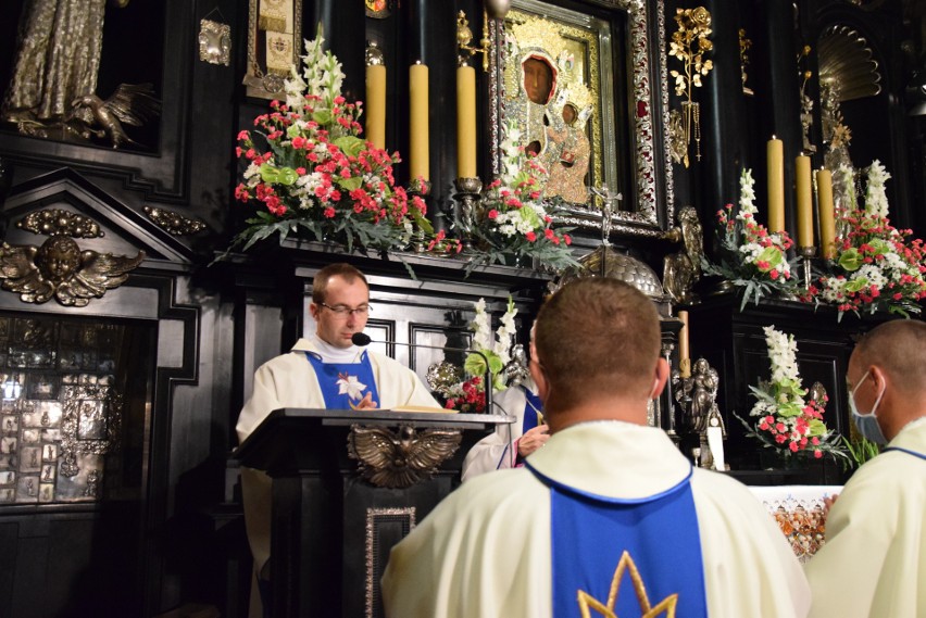 Pielgrzymi z diecezji sandomierskiej weszli na Jasną Górę. Była uroczysta msza w Kaplicy Cudownego Obrazu [ZDJĘCIA]