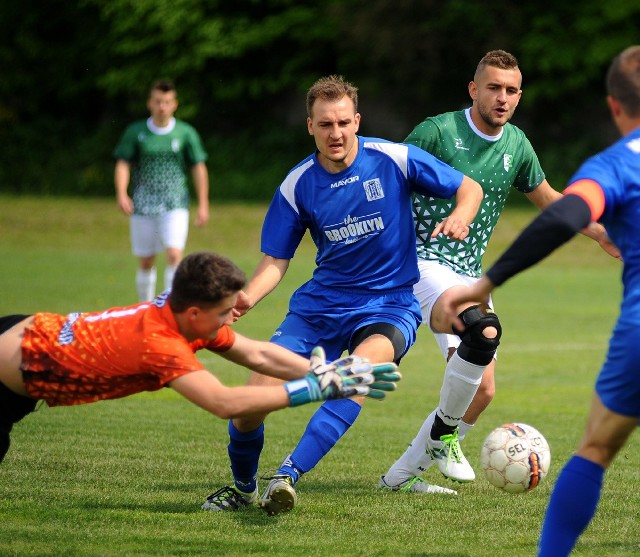 Zorza Łubienko (zielone koszulki) przegrała na wyjeździe z Wisłoką Niegłowice.Wisłoka Niegłowice – Zorza Łubienko 3:2 (1:1)Bramki: T.Nawracaj 34, Wróżek 60, Musiał 73 – Marchewka 36, 63.