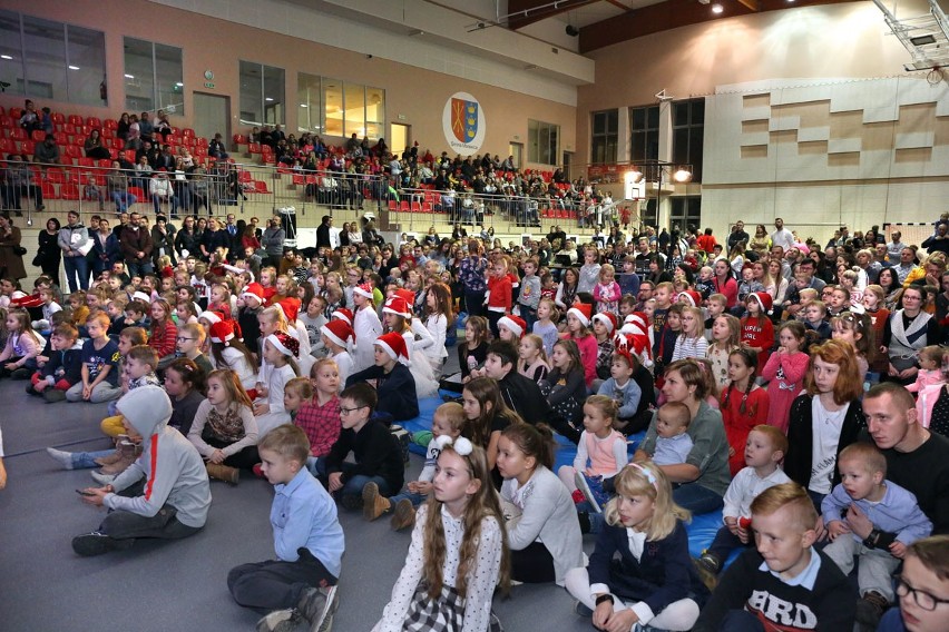 Na Mikołajkach w Bilczy bawiły się tłumy dzieciaków.