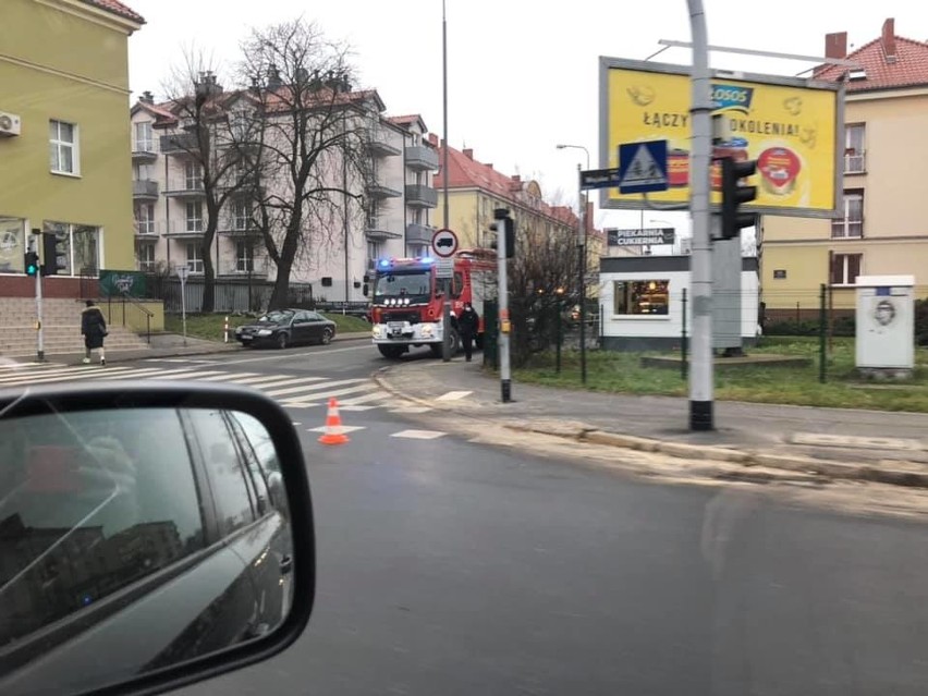 Osobówka dachowała na ul. Dojazd w Poznaniu. Nie ma...
