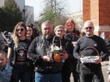 Motoświęconka przed kościołem Wniebowzięca NMP w Łodzi. Pokarmy przywieźli w kaskach ZDJĘCIA, FILM