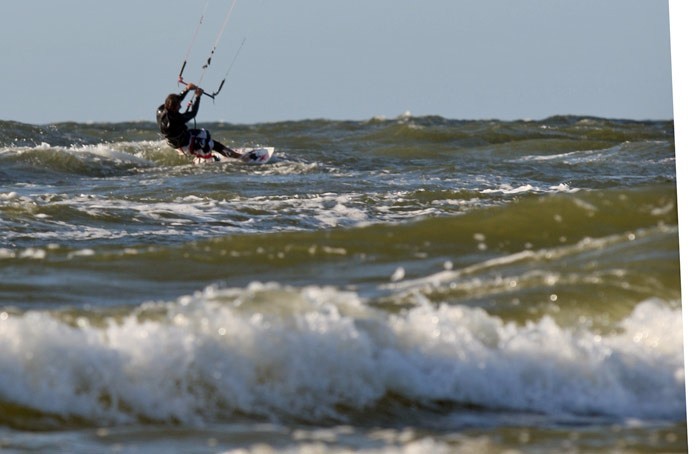 Kitesurfing na plazy zachodniej w Ustce. (Fot. Lukasz Capar)