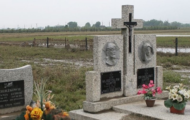 Cmentarz w Tarnobrzegu - Wielowsi. W tle zniszczone ogrodzenie, gdzie znaleziono ciało mężczyzny.