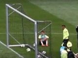 Neymar "wkręca" piłkę zza bramki na treningu Brazylijczyków (WIDEO)