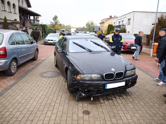 22-letni mężczyzna kierując BMW w centrum Białogardu poważnie potrącił pieszego po czym uciekł z miejsca zdarzenia nie udzielając pomocy poszkodowanemu.