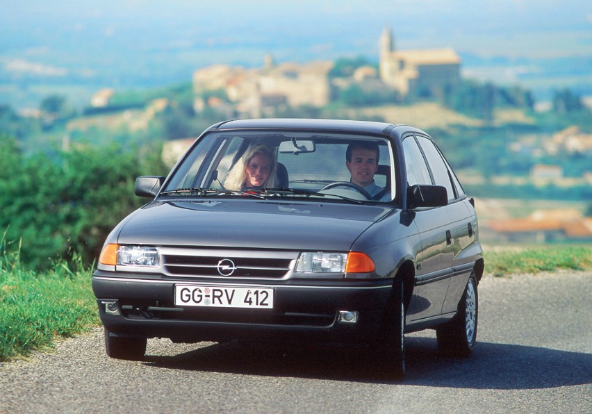 Rok 1991, w którym Opel Astra F miał światową premierę, był...