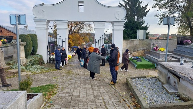 1 listopada bardzo dużo osób odwiedza cmentarz parafialny w Opatowie. Odwiedzają groby bliskich, krewnych oraz znajomych. To czas zadumy.