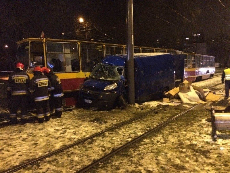 Groźny wypadek na Limanowskiego! Zderzenie tramwaju z samochodem. Są ranni! [zdjęcia]