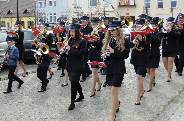 Jedną z części uroczystości był przemarsz po Rynku Głównym przy akompaniamencie Młodzieżowej Orkiestry Dętej Ochotniczej Straży Pożarnej w Bodzentynie.