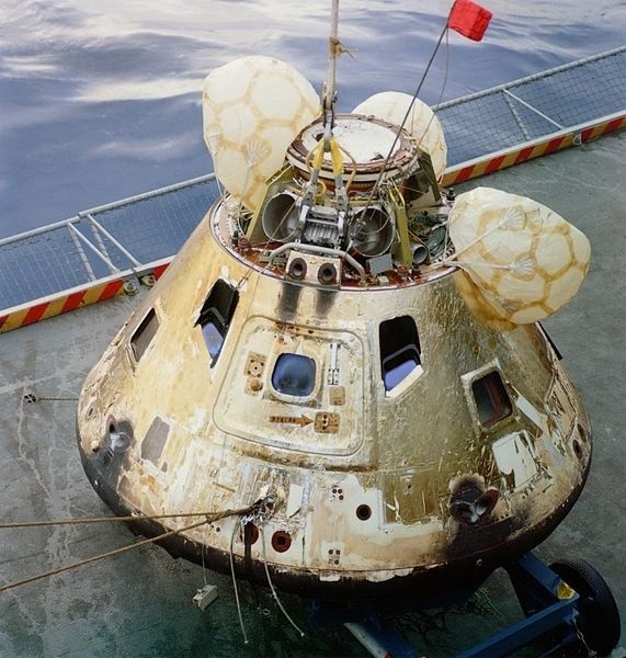 Moduł dowodzenia Apollo 8 na pokładzie lotniskowca USS...