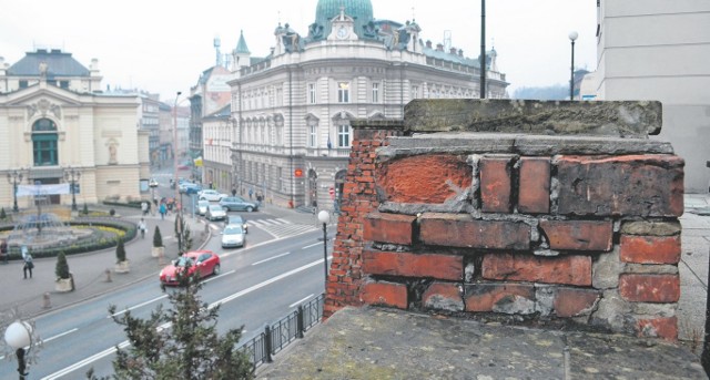 Ściana licowa ceglanego muru Zamku Sułkowskich  jest w złym stanie. Po każdej zimie fuga kruszy się coraz bardziej, a kawałki cegieł spadają na przylegający do muru chodnik