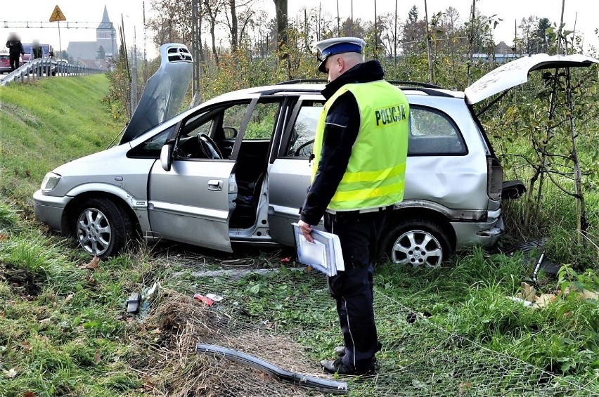 Wypadek na na drodze krajowej nr 91 w powiecie tczewskim. Kierowca bez prawa jazdy, 10 osób w samochodzie [zdjęcia]