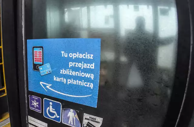 Sąd we Wrocławiu w swoim orzeczeniu jest jednoznaczny - zablokowany terminal płatniczy w pojeździe komunikacji miejskiej nie daje podstaw do ukarania pasażera za brak biletu.