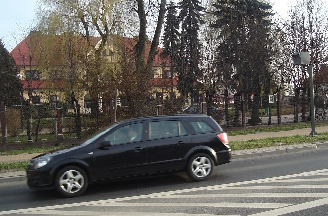 Na razie skrzynka stoi pusta, ale już wkrótce policjanci będą w niej montowali foto-radar