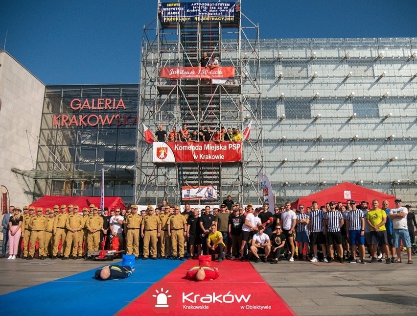 Na specjalnym torze sprawnościowym przed Galerią Krakowską walczą o tytuł "Najtwardszego Krakowskiego Strażaka"