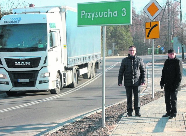 Dzięki inwestycji powiatu przysuskiego, jest teraz bezpieczniej na drodze przez Smogorzów.