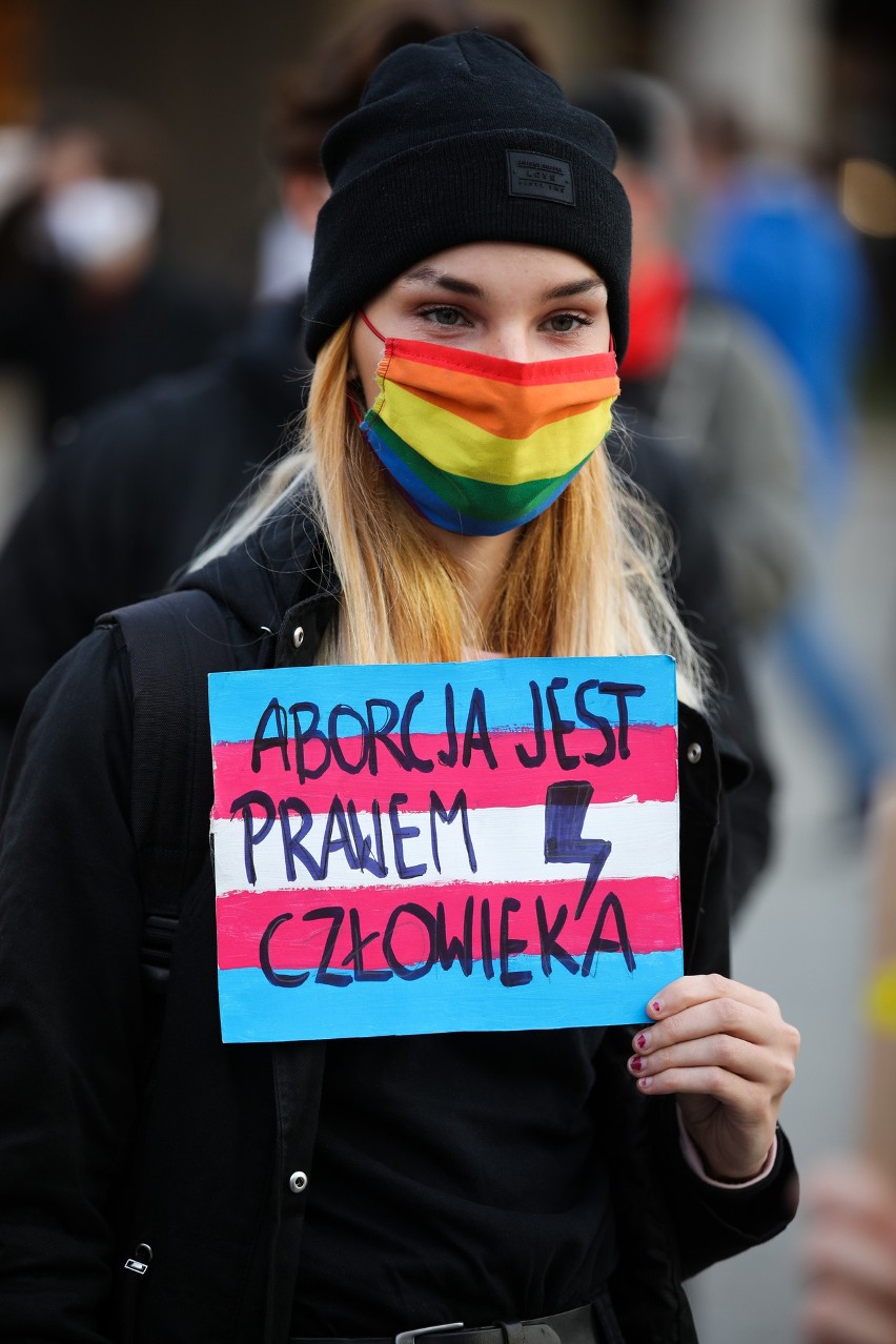 Rewolucja ma twarz kobiety. Niezwykła galeria protestujących dziewczyn [ZDJĘCIA]