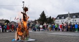 Dzieci z gminy Skalbmierz oficjalnie powitały wiosnę! Ekologiczna marzanna spłonęła, a potem zatopił ja strażacki wąż. Zobaczcie zdjęcia