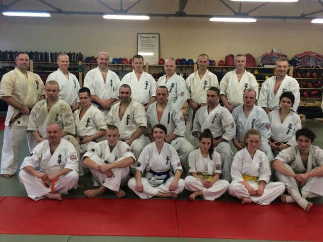Grupa karateków, zdających w ubiegłym tygodniu egzamin na wyższe stopnie szkoleniowe.