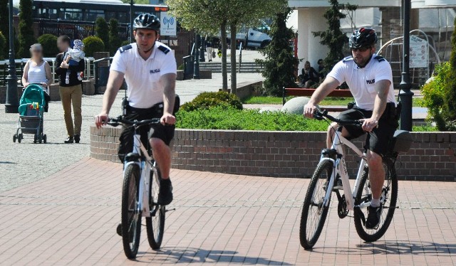 Policjanci z Gorzowa patrolują miasto na rowerach.