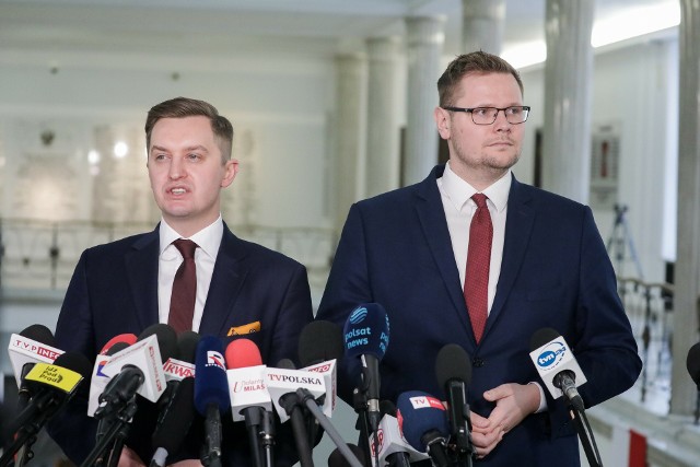 Posłowie PiS Sebastian Kaleta i Michał Woś podczas konferencji prasowej na korytarzu Sejmu w Warszawie mówili o łamaniu prawa przez ministra Bodnara
