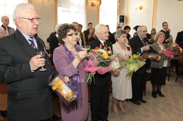 Jubilaci podczas uroczystości w radomskim Pałacu Ślubów wznieśli w czwartek toast za kolejne wspólne lata. 