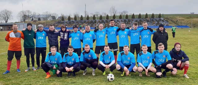 GKS Iwaniska przygotowuje się do rundy wiosennej w grupie 3 klasy B. W miniony weekend rozegrał dwa sparingi. Pierwszy z drużyną Strażaka Bidziny, który wygrał 5:1, a drugi z Esterem Wojciechowice - zwyciężył 3:2. - Cieszy to, że wreszcie wygrywamy mecze tuż przed rozpoczęciem sezonu. Wcześniejsze mecze były ciężkie i musieliśmy uznać wyższość rywali. Mam obecnie do dyspozycji około 23 zawodników, co pozwala rozgrywać dużo sparingów - powiedział trener Konrad Tomaszewski. (dor)