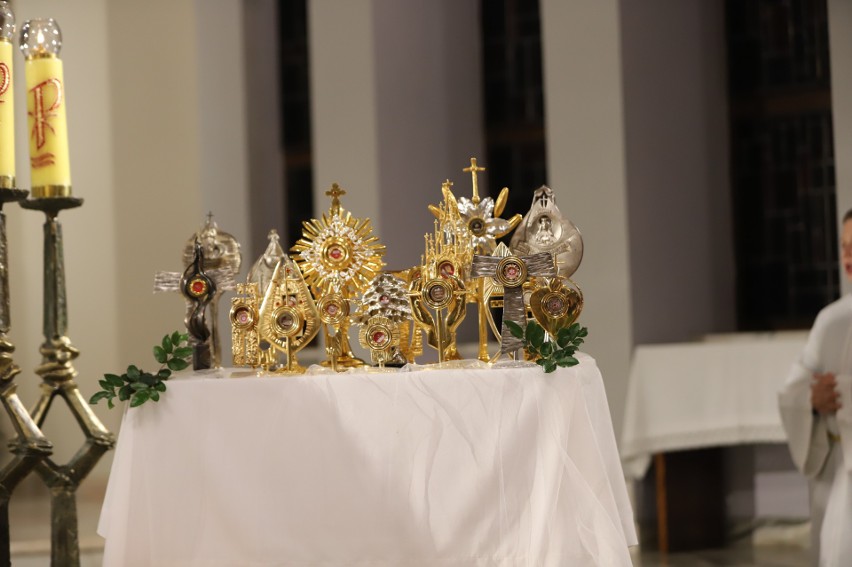 Noc Świętych w kościele w Kielcach - Dąbrowie z biskupem Janem Piotrowskim. Wiele osób modliło się przy relikwiach świętych [ZDJĘCIA]