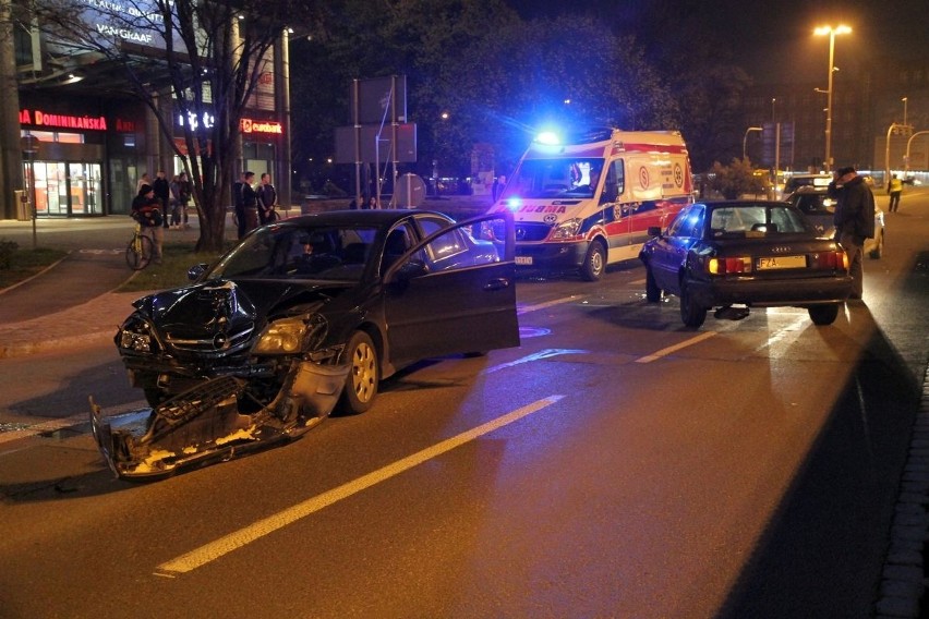 Wrocław: Wypadek koło Galerii Dominikańskiej. Zderzyły się cztery auta [FOTO]