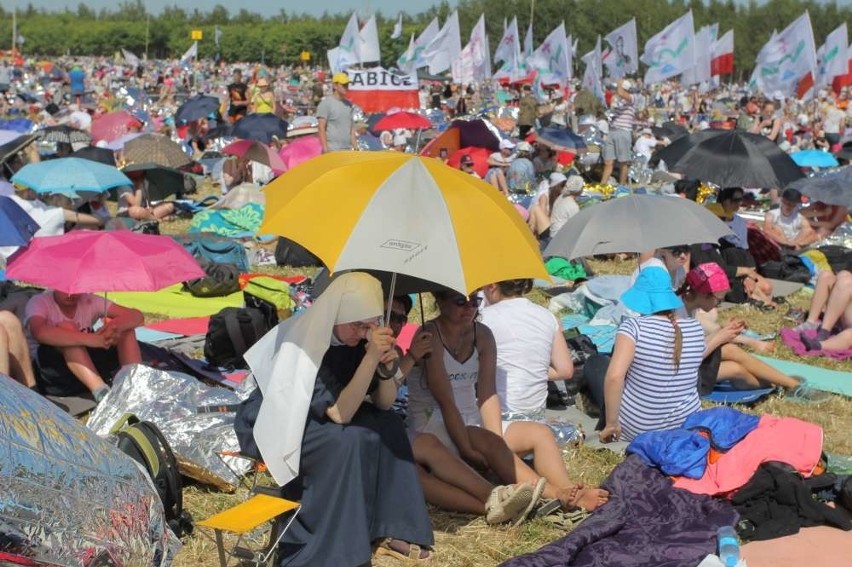 Lednica 2015: Tysiące młodych ludzi, śpiewy, modlitwa i upał