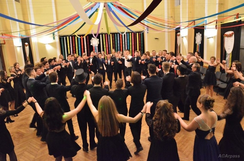 Pionki. Młodzieżowy Bal Karnawałowy. 33 pary zatańczyły poloneza i walce w sali Miejskiego Ośrodka Kultury