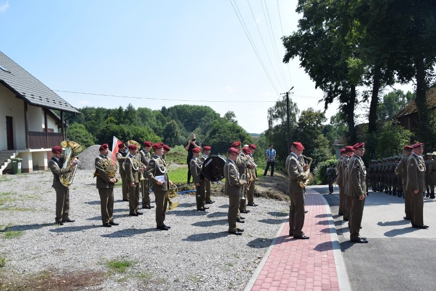 Hołd dla 30 ofiar pacyfikacji Radwanowic w miejscu kaźni hitlerowskiej. Wspomnienia bestialskiego mordu [ZDJĘCIA] 