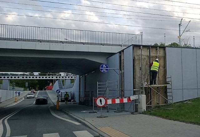 Na wiadukcie przy al. Tarnowskich trwa sprawdzanie szczelności muru oporowego po intensywnych opadach deszczu, które miały miejsce w ostatnich dniach