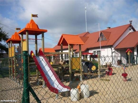 Takimi placami zabaw może pochwalić się gmina Ciepielów. Domki, huśtawki i zjeżdżalnie zachęcają najmłodszych do zabaw.