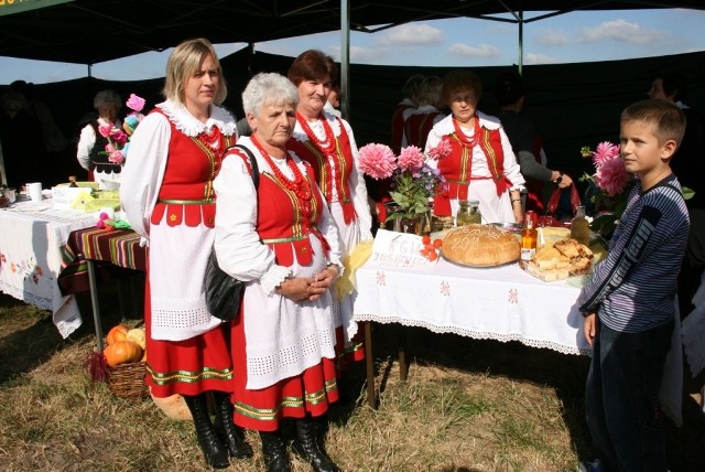 Dużym zainteresowaniem cieszyło się stoisko z potrawami regionalnymi przygotowane przez członkinie Kół Gospodyń Wiejskich.