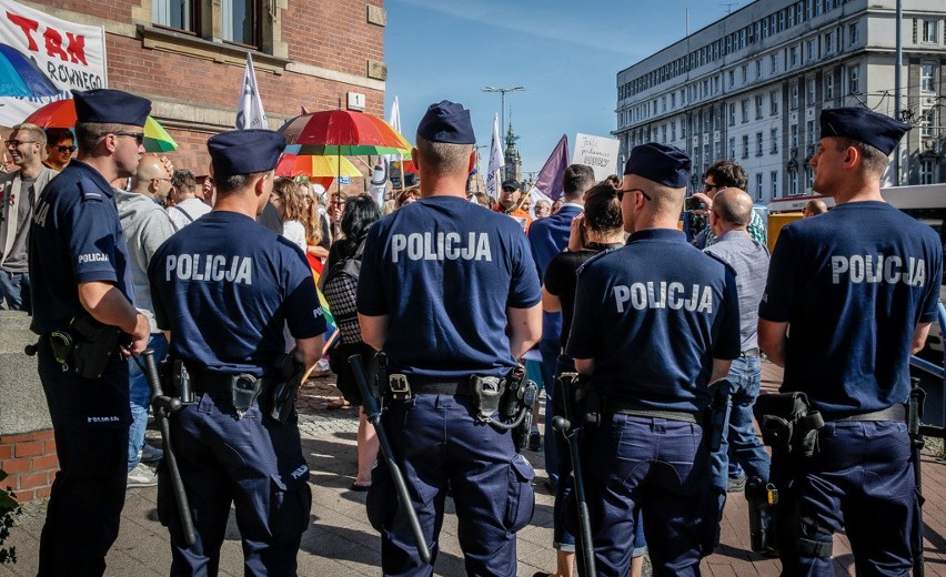 Protest przed sesją  Rady Miasta Gdańska. Awantura o Gdański...