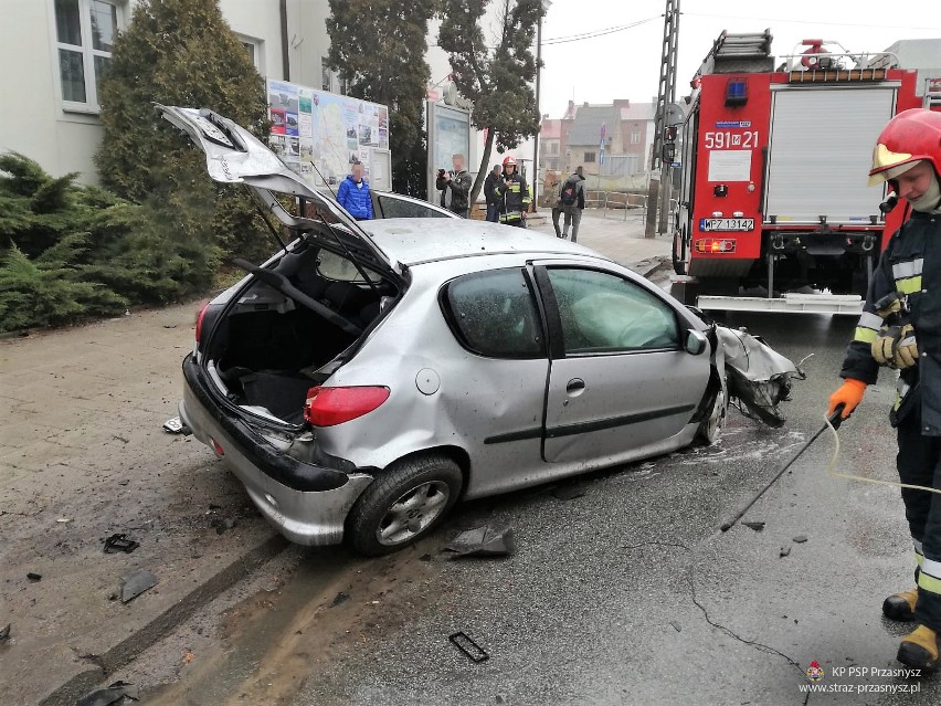 Wypadek na DK 57 w Przasnyszu. Osobówka uderzyła w znak drogowy i drzewo, silnik wypadł z samochodu! [ZDJĘCIA]