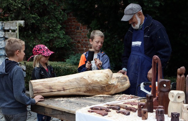 W sobotnie popołudnie na dziedzińcu muzeum trwała akcja "Twórcze muzeum". Obejrzeć mogliśmy tutaj prace artystów z Grudziądza: rzeźbiarzy, malarzy i fotografików. Odbyły się też warsztaty rysunku z Klarą Stolp , fotografowania z Joanną Zasadą  oraz "Kwietny papier czerpany". Niestety, pogoda jednak nie rozpieszczała.